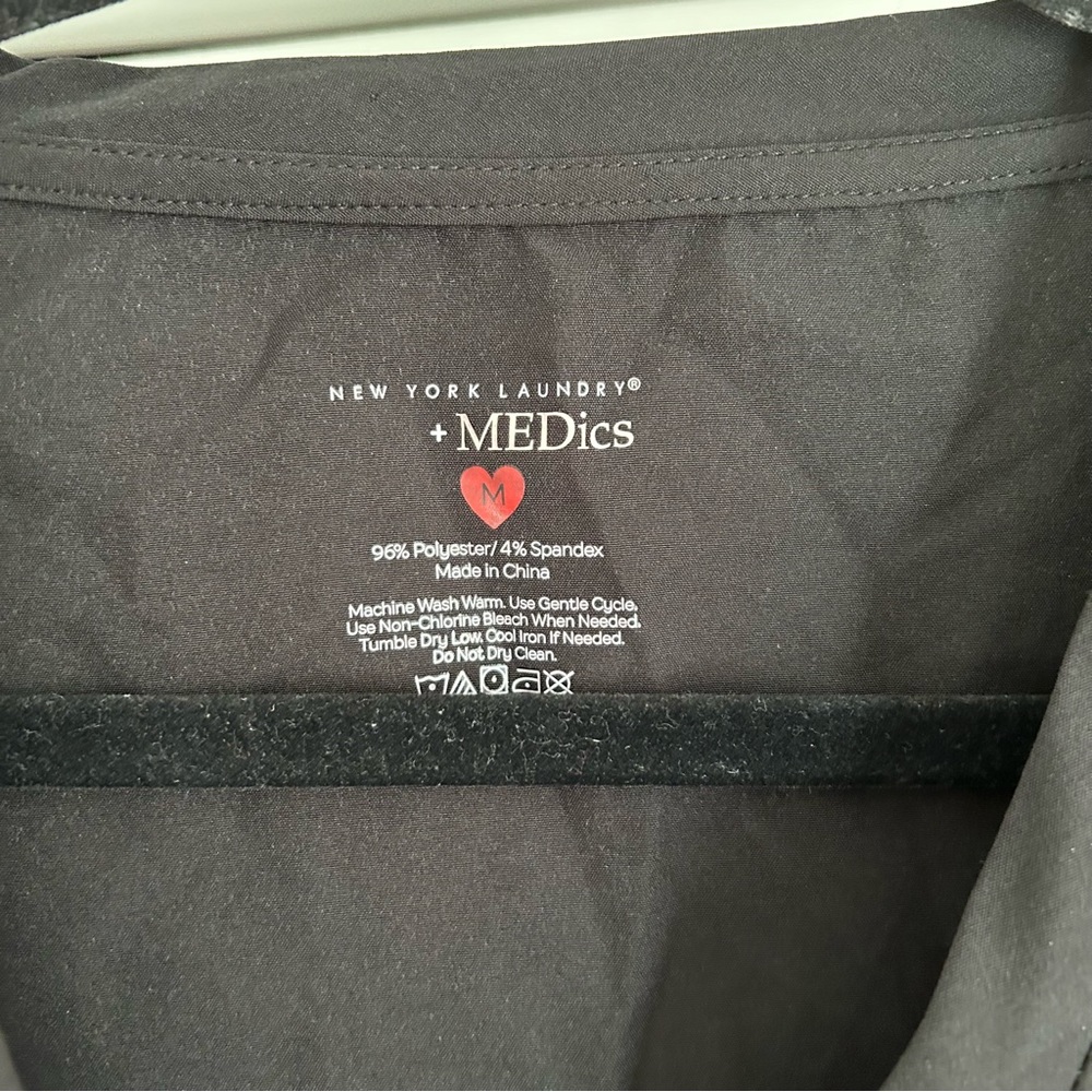 (5 for $20) New York Laundry Scrub Shirt Sz M - Picture 3 of 4